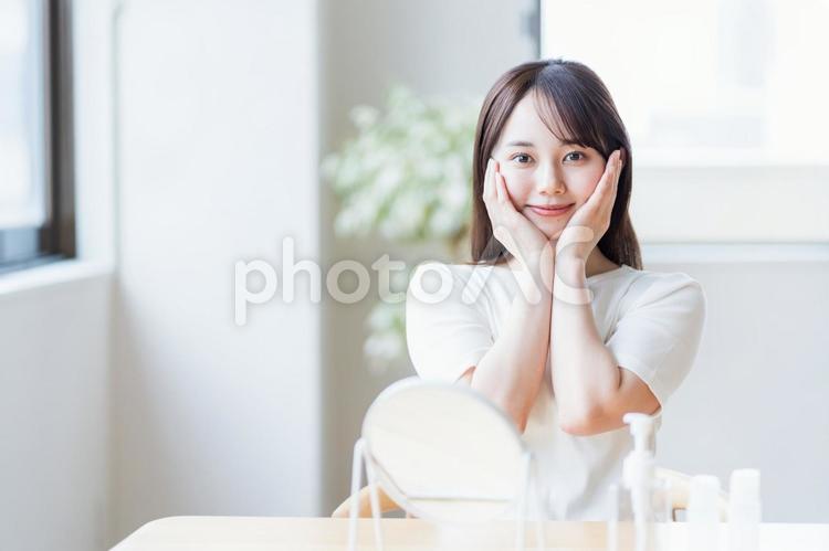 若い女性のスキンケアイメージ ビューティー,女性,日本人の写真素材