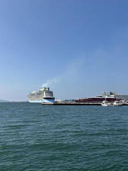 豪華客船　博多港より② 海,船,港の写真素材