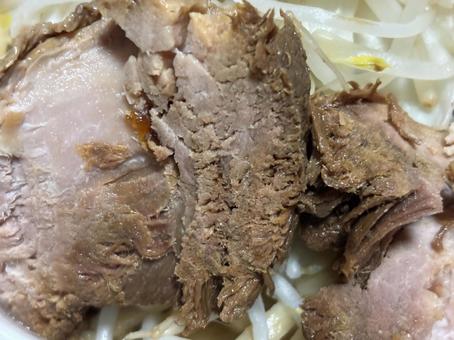 もやしの上にのったチャーシュー もやしの上にのったチャーシュー チャーシュー,肉,豚肉の写真素材