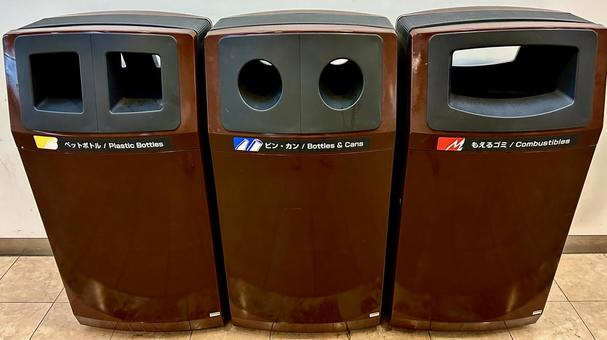 分別ゴミ箱 分別ゴミ箱 ショッピングモール,燃えるゴミ,燃えないごみの写真素材