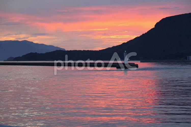 ８月中旬の朝焼けのサンポート高松の灯台 背景,赤灯台,灯台の写真素材