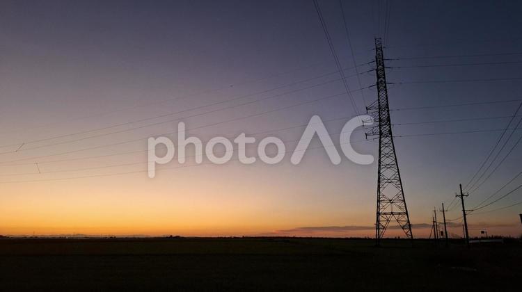 夕焼け空と鉄塔 夕焼け空,鉄塔,水田の写真素材