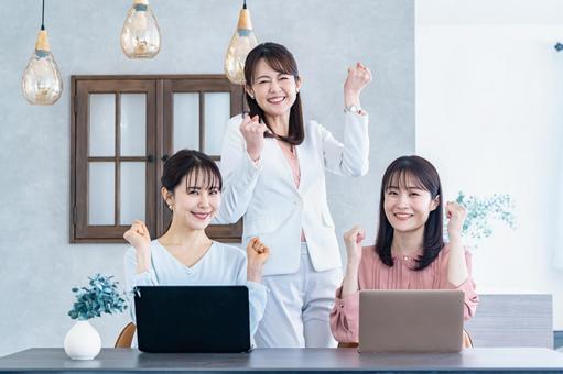 ガッツポーズをする私服の女性3人 ミーティング,笑顔,ビジネスの写真素材