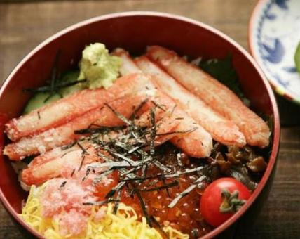 紅ズワイガニ 海鮮丼  紅ズワイガニ 海鮮丼 の写真