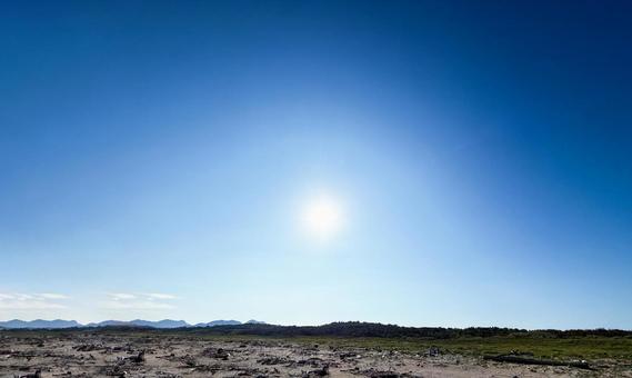 青空に光る太陽と荒れた土地 青空に光る太陽と荒れた土地 青空,太陽,荒地の写真素材