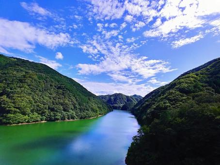 夏～秋のダム湖上流の風景 ダム湖,山間部,山並みの写真素材