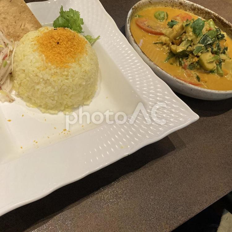 季節野菜カレーとパパダムがのったライス 具沢山野菜カレー,カレー,カリーの写真素材