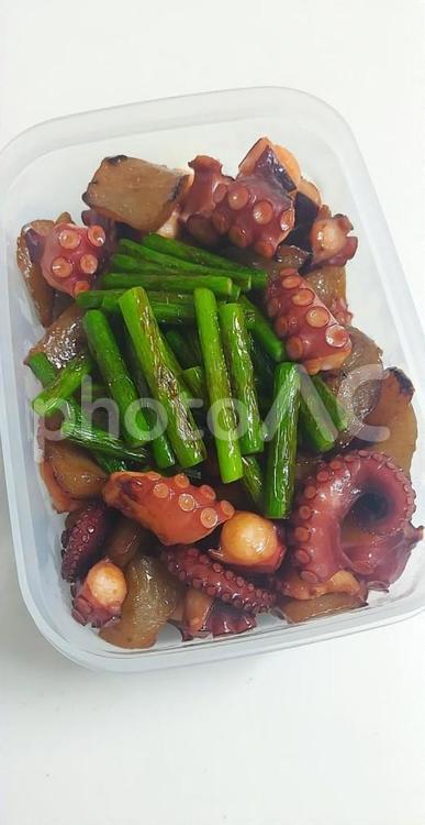 タコとこんにゃくの甘辛焼き タッパー,作り置き,ストックの写真素材
