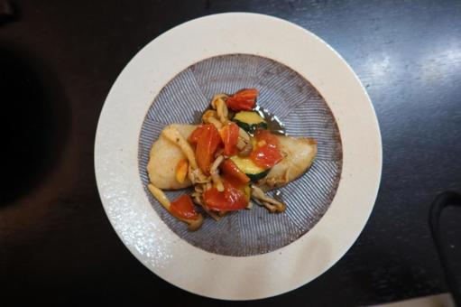 白身魚のムニエルと野菜(上から) 白身魚のムニエルと野菜(上から)の写真
