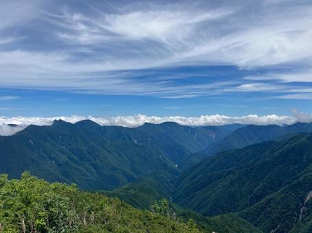 夏の悪沢岳へ登山12 遠くの山々 夏の悪沢岳へ登山12 遠くの山々の写真