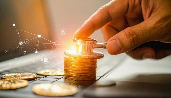 ビットコインを診断 金色のコインに聴診器 ビットコインを診断 金色のコインに聴診器の写真