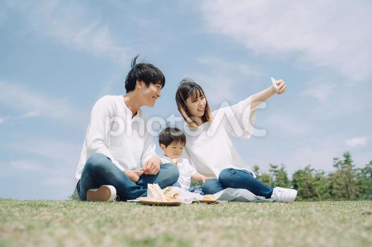 スマホで写真を撮る家族・ファミリー・赤ちゃん スマホ,自撮り,セルフィーの写真素材