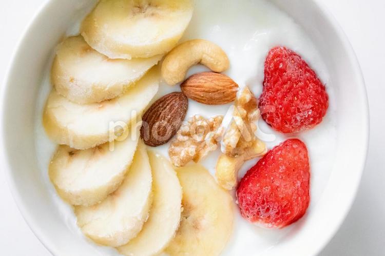 フルーツとナッツのヨーグルト ヨーグルト,ミックスナッツ,いちごの写真素材