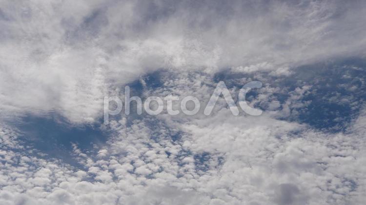 青空を境に分かれる巻層雲と巻積雲 晴れ,青空,背景の写真素材
