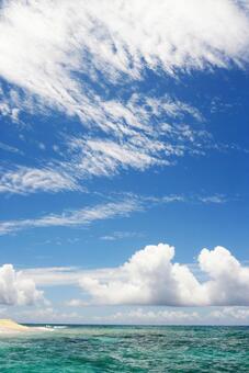 沖縄の美しい海とさわやかな空 沖縄の美しい海とさわやかな空の写真