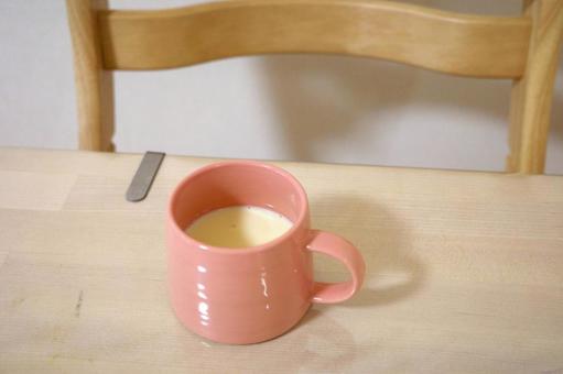 テーブルに置かれたマグカップといす 飲み物,マグカップ,豆乳の写真素材