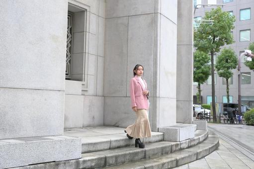取引先を出るビジネスウーマン 女性,20代,ビジネスの写真素材