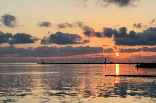 夕焼けと海の写真
