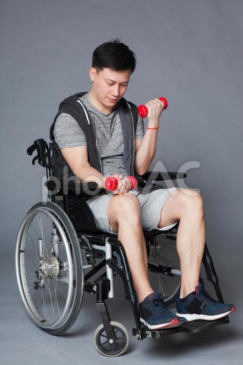 トレーニングをする男性 障害者,男性,車いすの写真素材