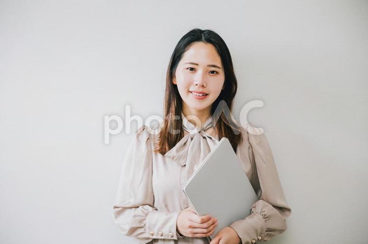 PCを持ったキャリアウーマン 女性,パソコン,pcの写真素材