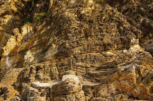 歴史を感じる何層にもかさなった地層の岩 自然,岩,風景の写真素材