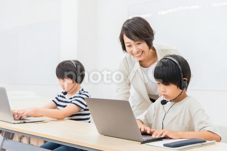 学校でICT教育する子供と先生（日本人） プログラミング,ict教育,小学生の写真素材
