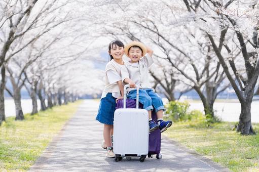 スーツケースを持った子ども スーツケースを持った子どもの写真