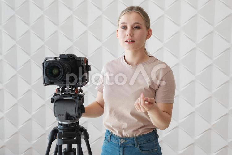 撮影する半袖の女性カメラマン 女性,カメラマン,撮影の写真素材