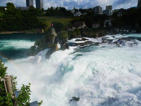 轟音を立てるライン滝にかかる虹 スイス,ライン滝,滝の写真素材