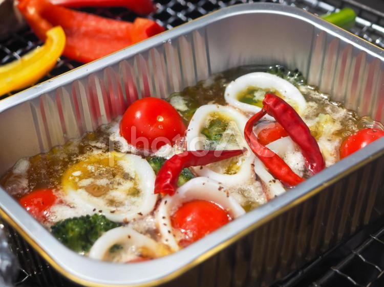 バーベキューで作る海鮮アヒージョ アヒージョ,バーベキュー,bbqの写真素材