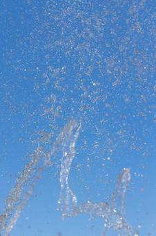 青空と水のしぶき_縦 水,水しぶき,しぶきの写真素材