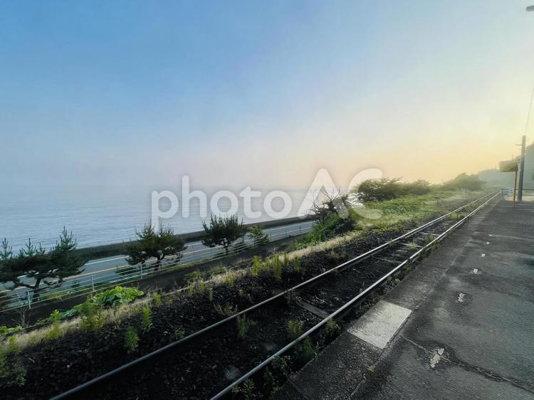 海と線路 線路,海,朝焼けの写真素材