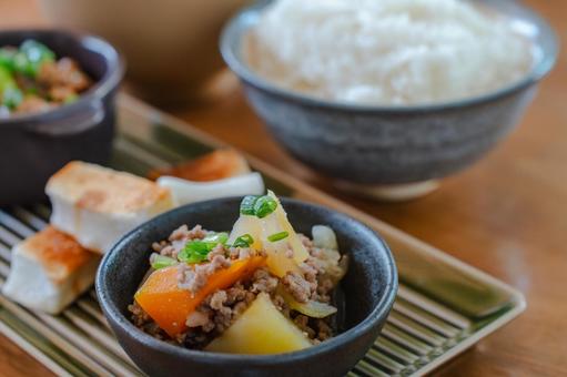 納豆と肉じゃがのごはんの朝食 納豆と肉じゃがのごはんの朝食の写真