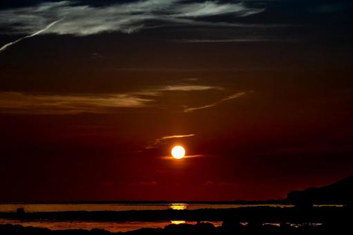 ＜素材＞秋の海に沈む夕日の風景 海,サンセット,夜明けの写真素材