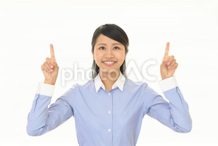 指示する笑顔の女性 女性,女,笑顔の写真素材