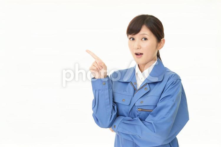 びっくりして指さす女性作業員 女性,作業員,労働者の写真素材