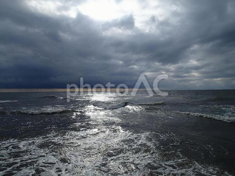 荒れる前の海 海,波,サーフの写真素材