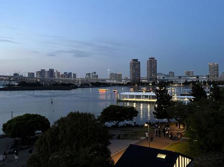夕暮れのお台場から見た東京の景色 夕暮れのお台場から見た東京の景色 りんかい線,ライト,東京の写真素材