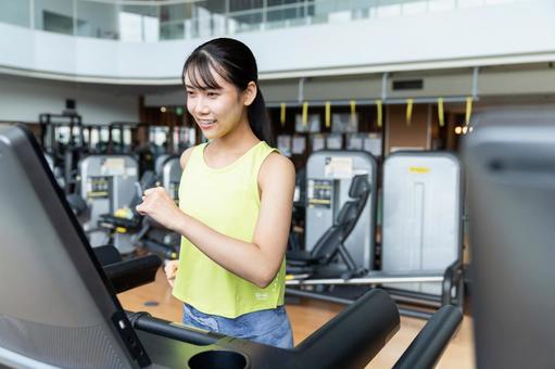 ジムでトレーニングする若い女性 ジム,フィットネス,トレーニングの写真素材