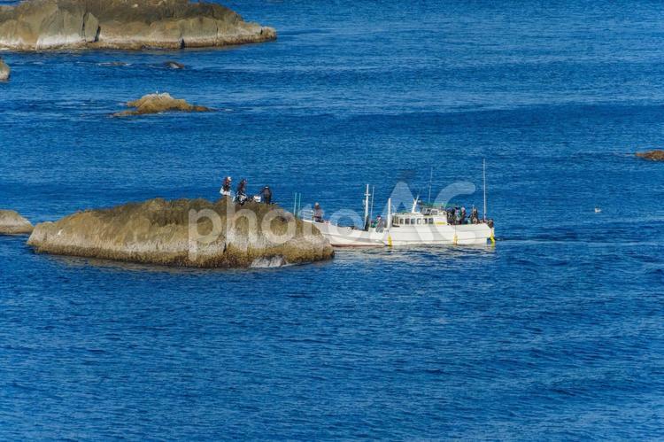 磯で釣りを楽しむ人々 磯釣り,海,釣りの写真素材