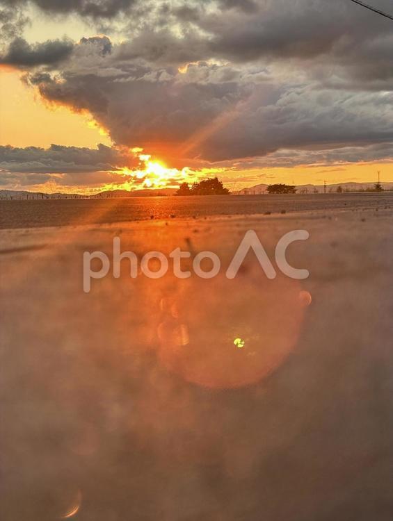 砂漠の夕日 砂漠,夕焼け,朝焼けの写真素材