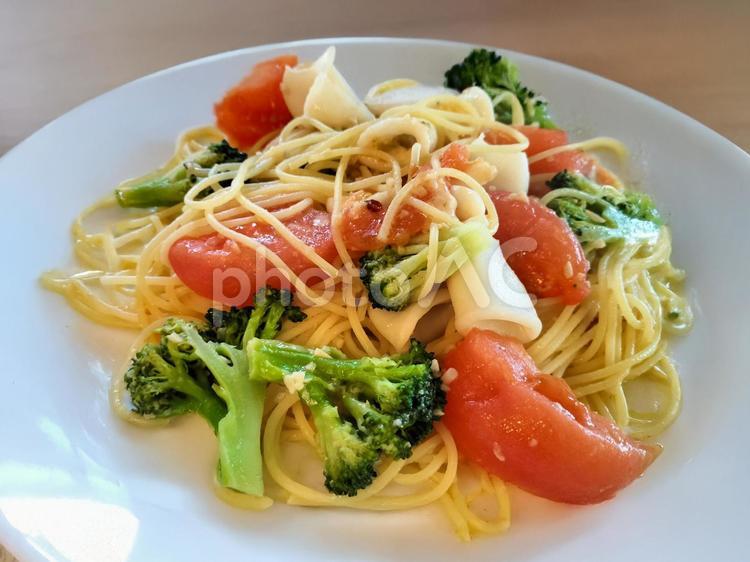 トマトとブロッコリーとイカのスパゲティ スパゲティ,スパゲッティー,パスタの写真素材