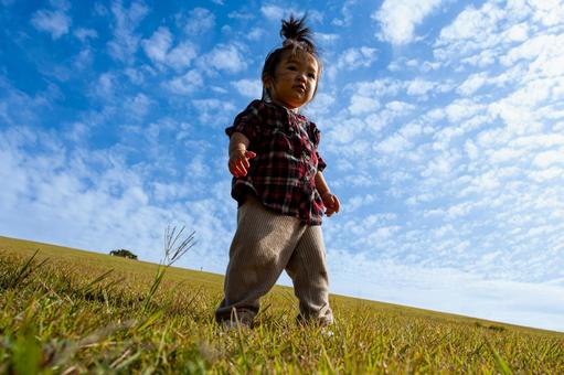 秋晴れの空と坂を下る子供 秋晴れの空と坂を下る子供 子供,秋晴れ,鱗雲の写真素材