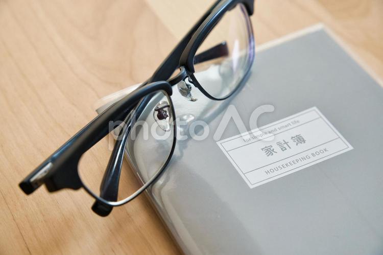 家計簿とめがね 眼鏡,貯金,家計簿の写真素材