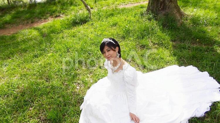 ウエディングドレスを着た女性 100 20代,ウエディング,コサージュの写真素材