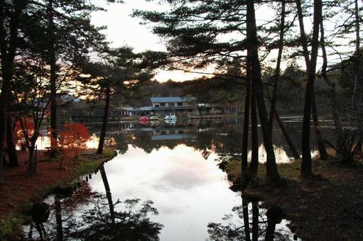 夕暮れの池の写真