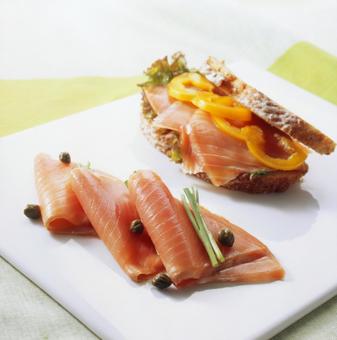 スモークサーモン スモークサーモン スモークサーモン,サンドイッチ,盛り付けの写真素材