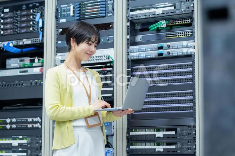 サーバーをメンテナンスをするエンジニア エンジニア,サーバールーム,seの写真素材