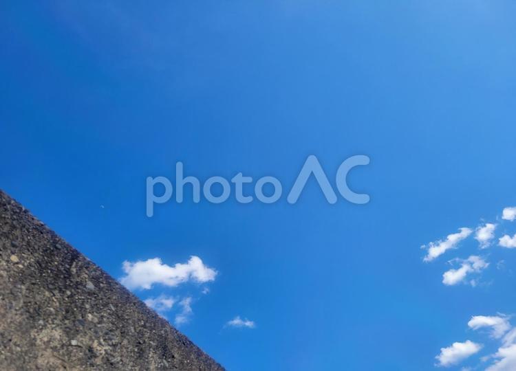 青空と壁とちぎれ雲2 空,壁,コンクリートの写真素材