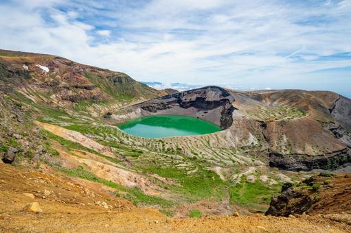 蔵王連峰から見下ろすお釜 蔵王連峰から見下ろすお釜 自然,風景,空の写真素材